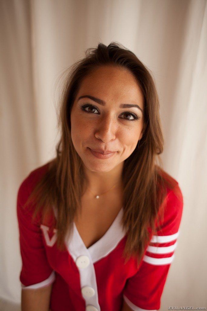 Sara Luvv Bio